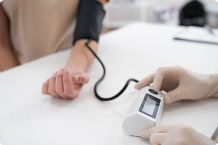 환자의 혈압을 재는 모습