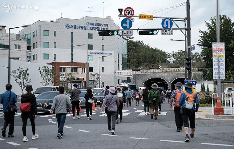 행진이 진행됨에 따라 경찰, 자원봉사자 분들이 신속히 도로를 통제하여 시민들이 안전하게 걸을 수 있도록 조치했다. ⓒ김아름