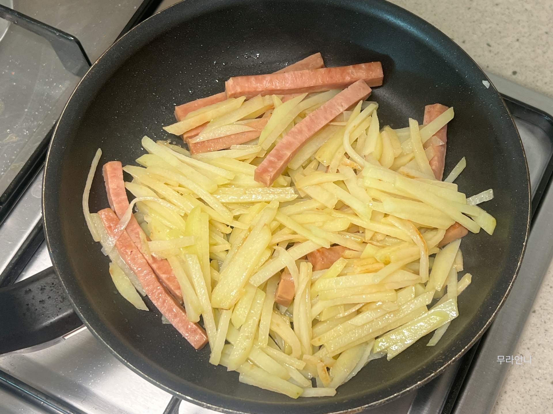 햄과 감자를 같이 볶아주세요