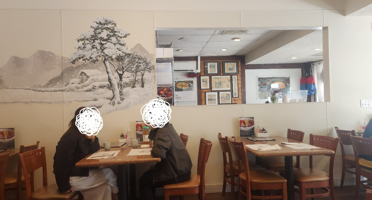 성북동 식당 벽면의 사계절 풍경화 와 손님이 오손도손 이야기 나누는 이미지