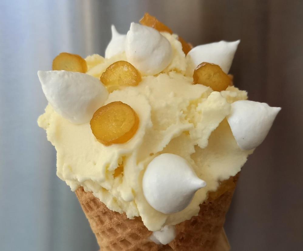 동네한바퀴 양평 제철아이스크림을 콘에 올린 모습