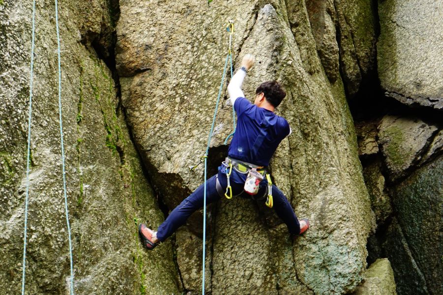 오버행에서 수직 자세로 일어선 클라이머, 남성 1, 파란 옷,