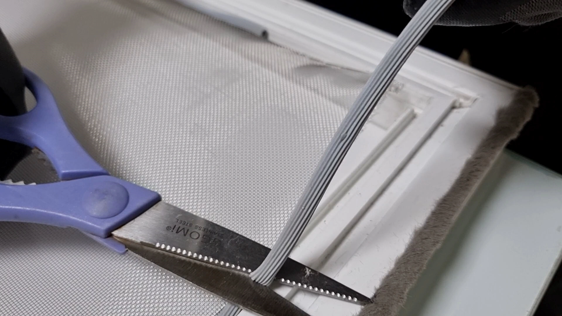 방충망 브래킷 자르는 모습