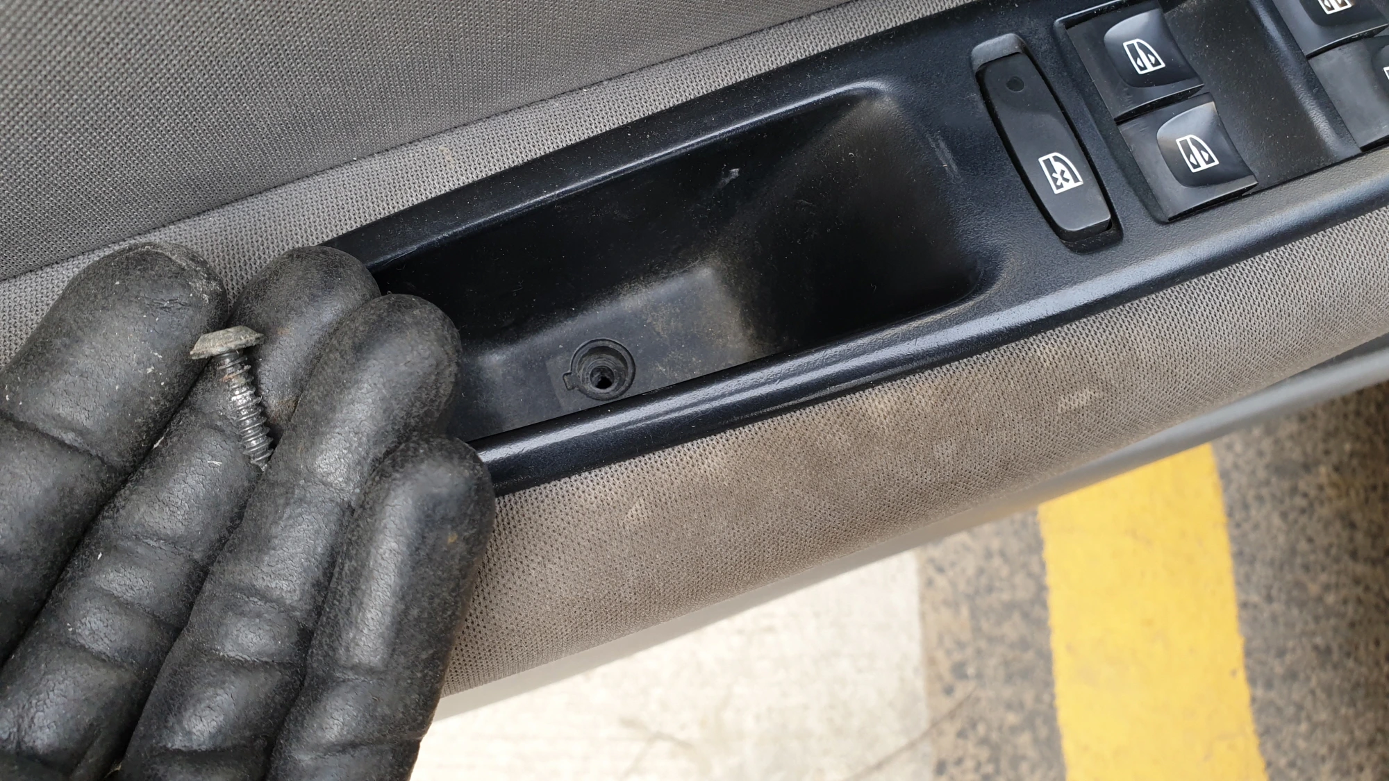 팔걸이 손잡이 고정 볼트