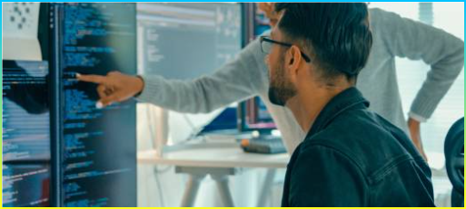 기술팀 전문가들은 현대 사무실에서 소프트웨어 개발 전략을 논의하며 협업. 소프트웨어 개발자, 인공지능 및 프로그래밍.