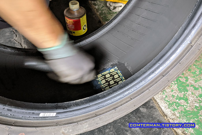 타이어 패치 부착 롤러 점착