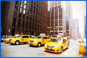 도로 위 노란 택시들