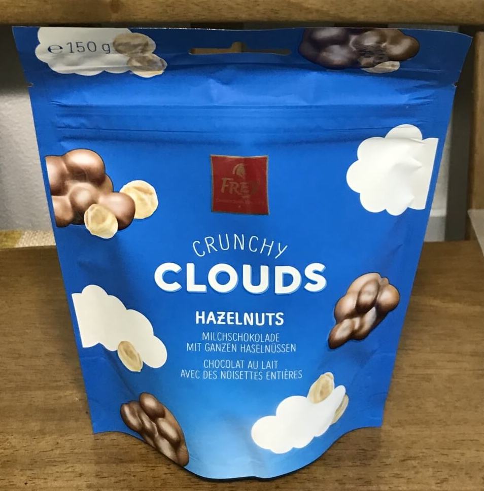 클라우드 헤이즐넛 초콜릿 포장지. 파란색 바탕에 흰 구름이 그려져있고, 구름모양 초콜릿이 있습니다.