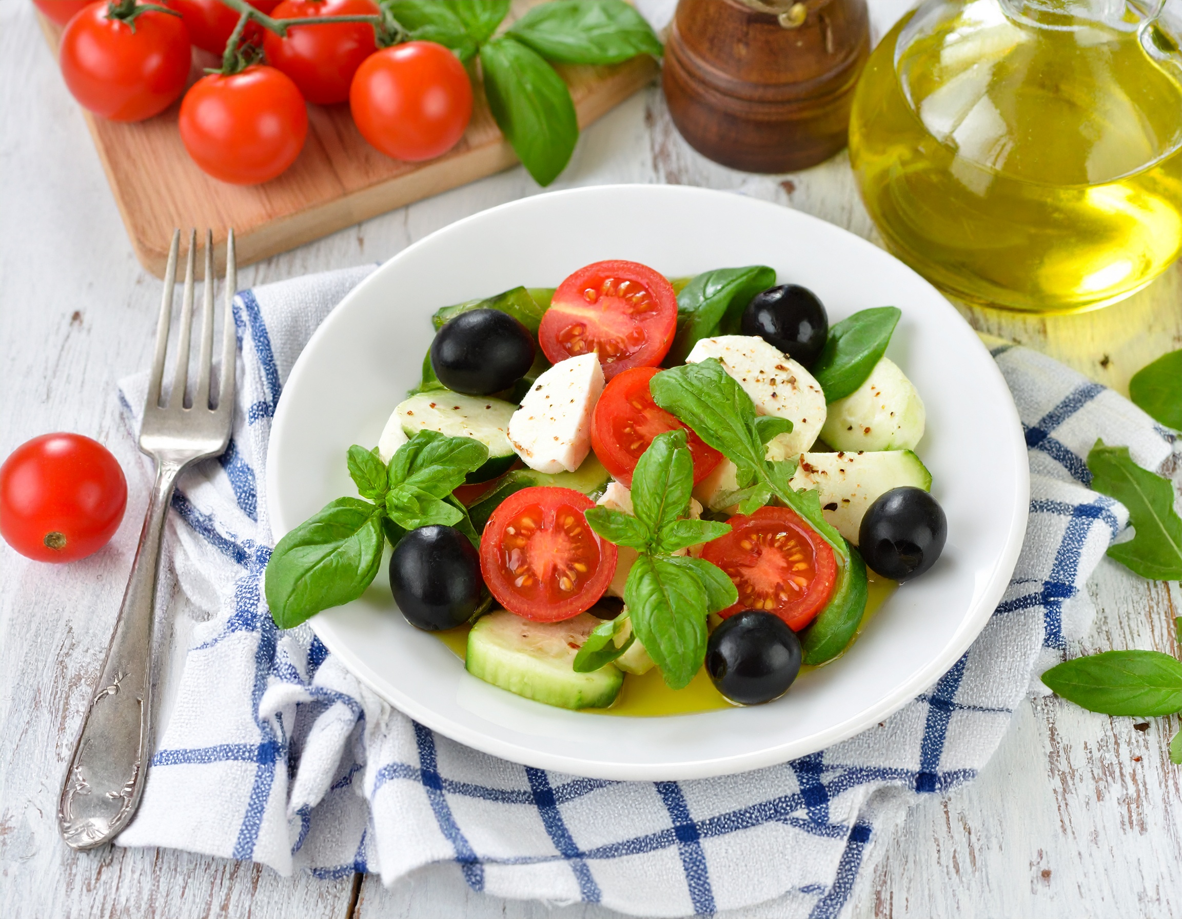지중해식 식단 샐러드 - 토마토, 블랙올리브, 바질, 올리브오일이 담긴 건강식 한 접시