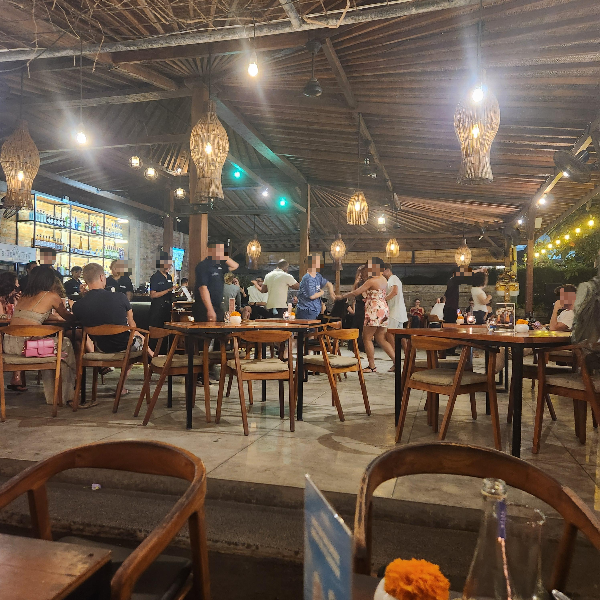 플로어에서 춤을 추고 있는 사람. 좌석에 앉아서 식사하고 있는 사람