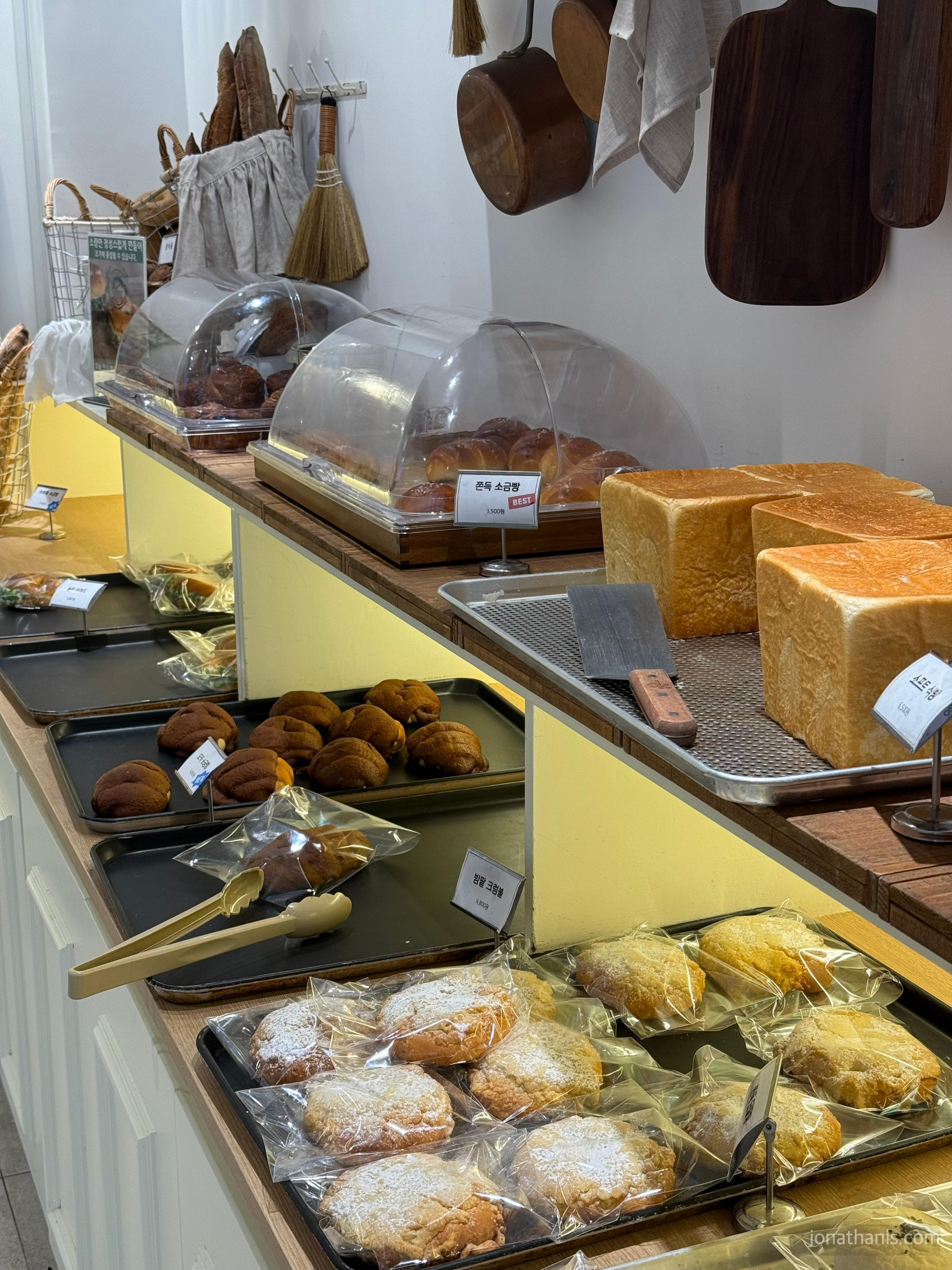 용인 신봉동 몬스마리 베이커리 카페 진열된 빵
