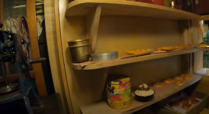 겨울방학 국내 여행지- 노란색 벽면 나무서반 위 놓여있는 노란색 빵들