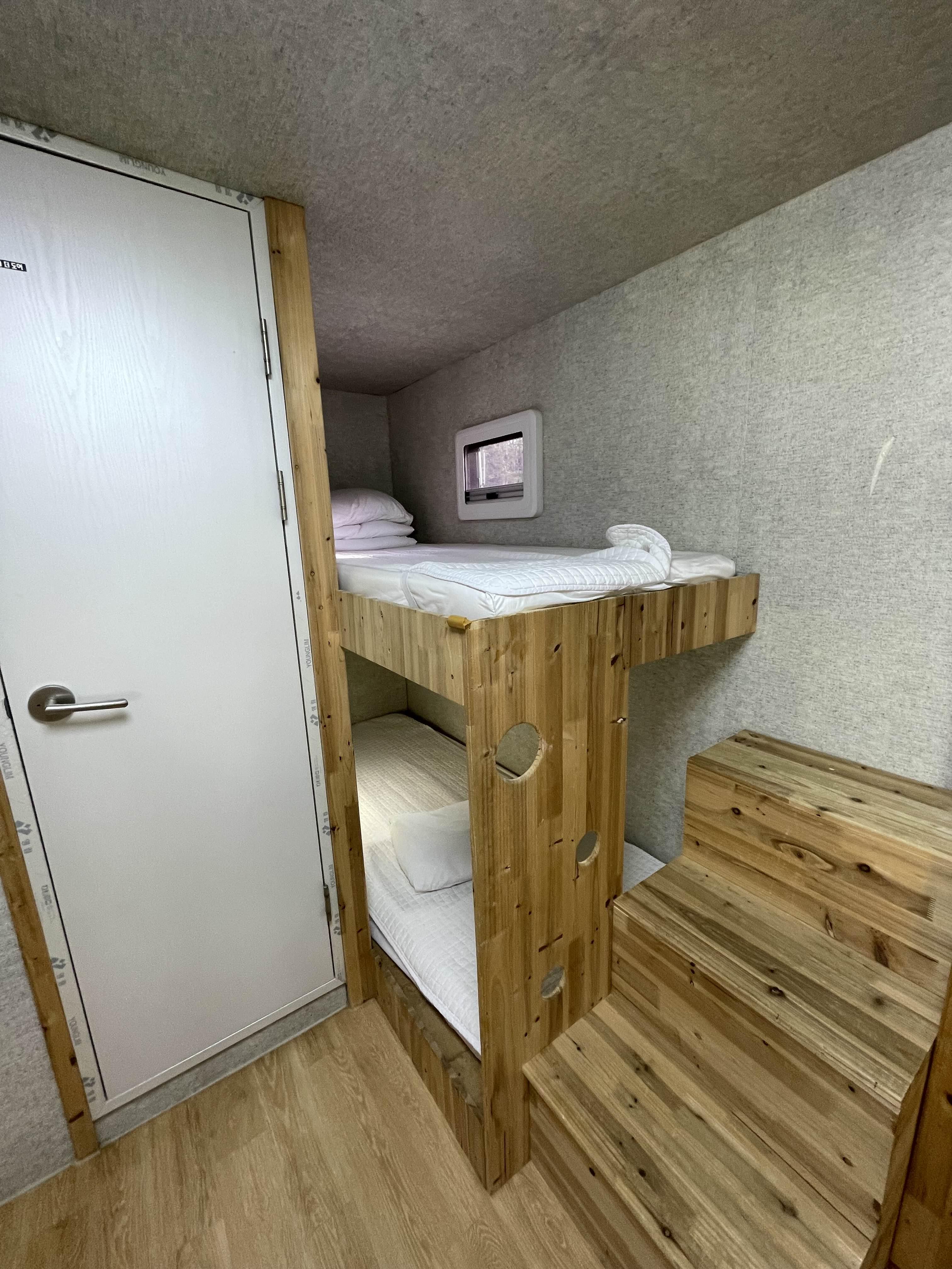 카라반 내부 이층 침대