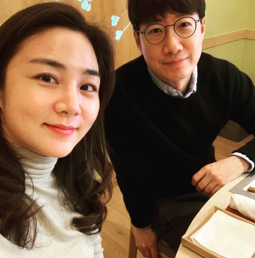 안경을쓴남성과-긴머리여성의모습