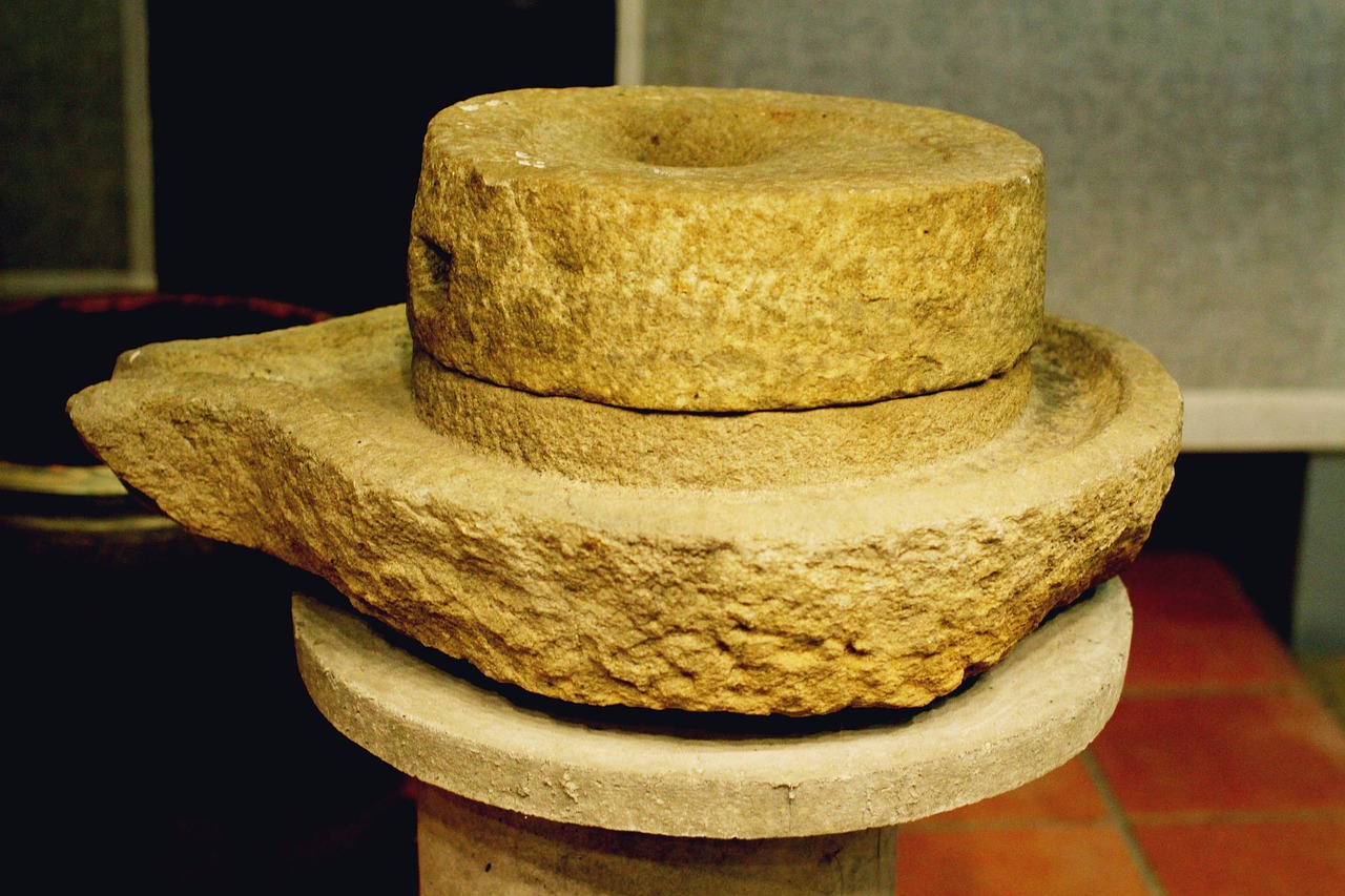 오늘날의 믹서기인 맷돌을 돌릴 수 있는 손잡이를 어이라고 하는데 어이가 없는 맷돌의 사진