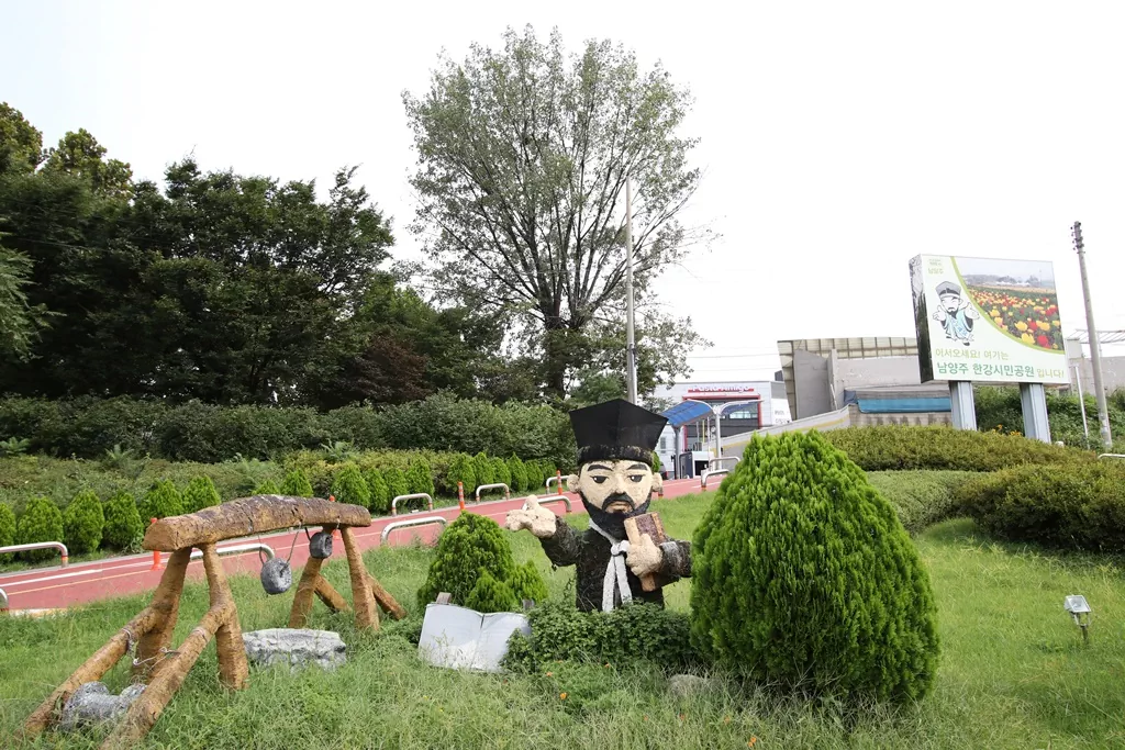 남양주 다산길 1코스 시작점 정양용 선생 조형물 사진입니다.