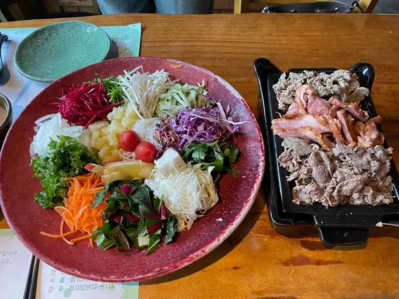 오리고기, 돼지고기와 각종야채가 접시에 나온 월남쌈 모습