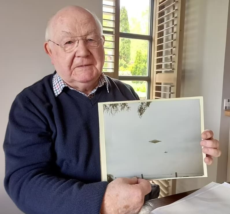 32년만 공개된 UFO... "이젠 말할 수 있다" VIDEO: Revealed after 32 years: The 'most spectacular UFO photo ever captured'