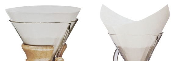 드리퍼 안에 필터가 장착된 모습. 왼쪽은 드리퍼의 형태에 따라 평행한 형태, 오른쪽은 양끝이 뾰족 튀어나왔다.