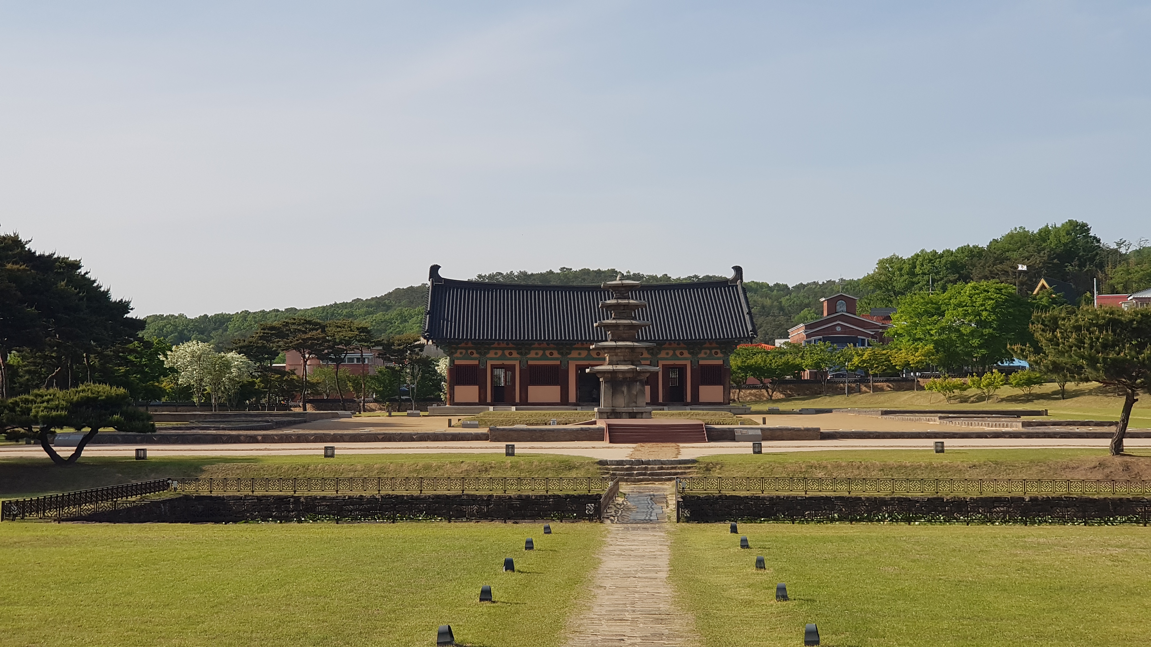 정림사지 연지는 동.서로 구분된다