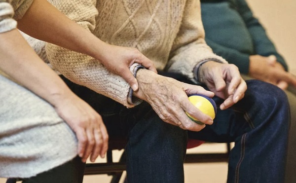 노부모 간병의 심각한 현실 - 형제간 갈등, 노후 자금 부족, 실직 우려