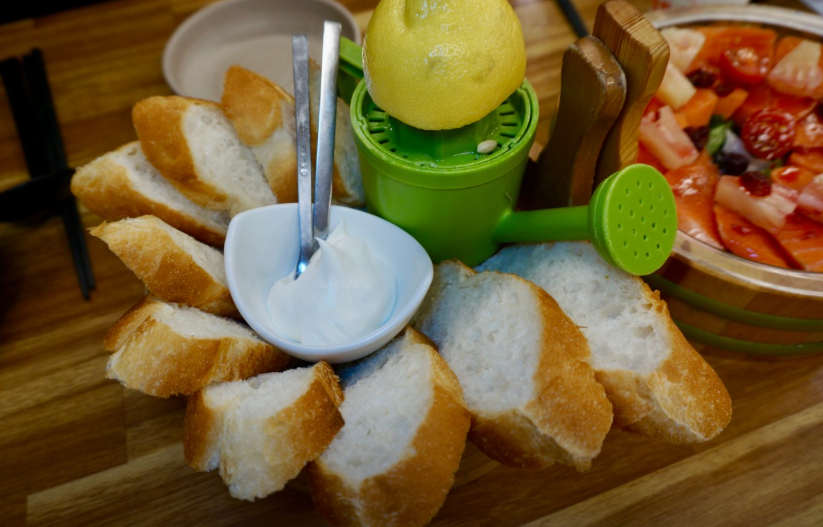 훈제연어샐러드 바게뜨빵