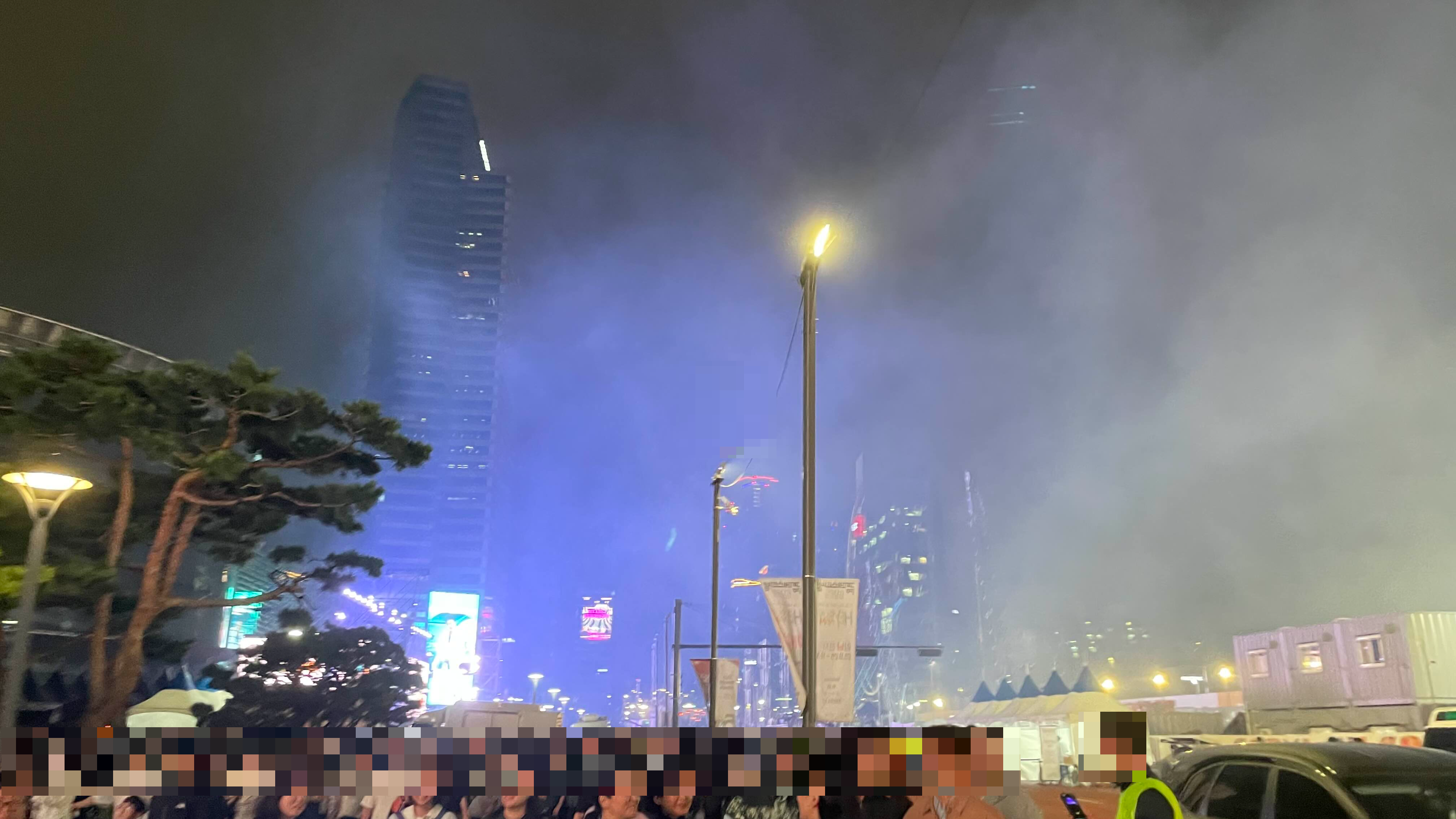 불꽃이 터지고 난 뒤 화약 연기