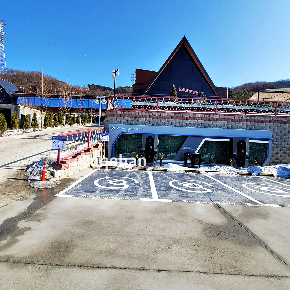 건물 아래 우측으로 양주 카페 럿지 주차장 아래칸으로 BMW전기차 충전소가 있다.