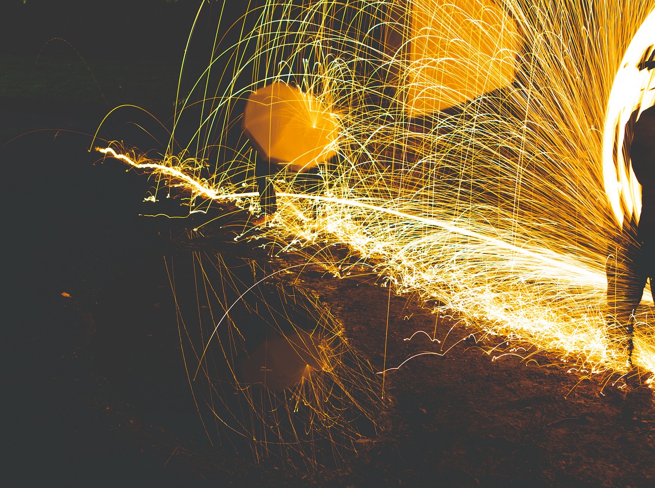 철강을 만드는 과정에서 불꽃이 튀는 사진