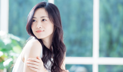 웃고 있는 여성