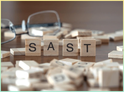 정적 애플리케이션 보안 테스트(Static Application Security Testing)의 약어인 sast는 나무 문자 타일로 표현되는 개념.