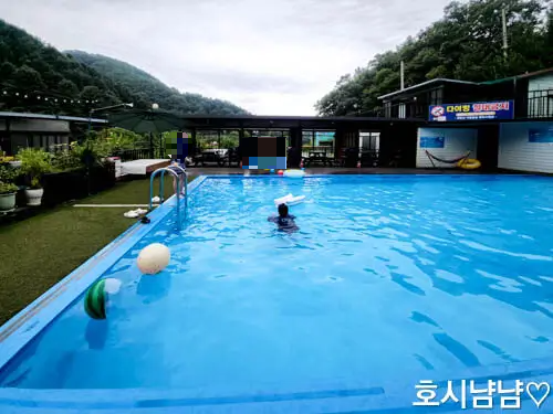 가평-에이스펜션-깨끗한-대형-수영장-전경