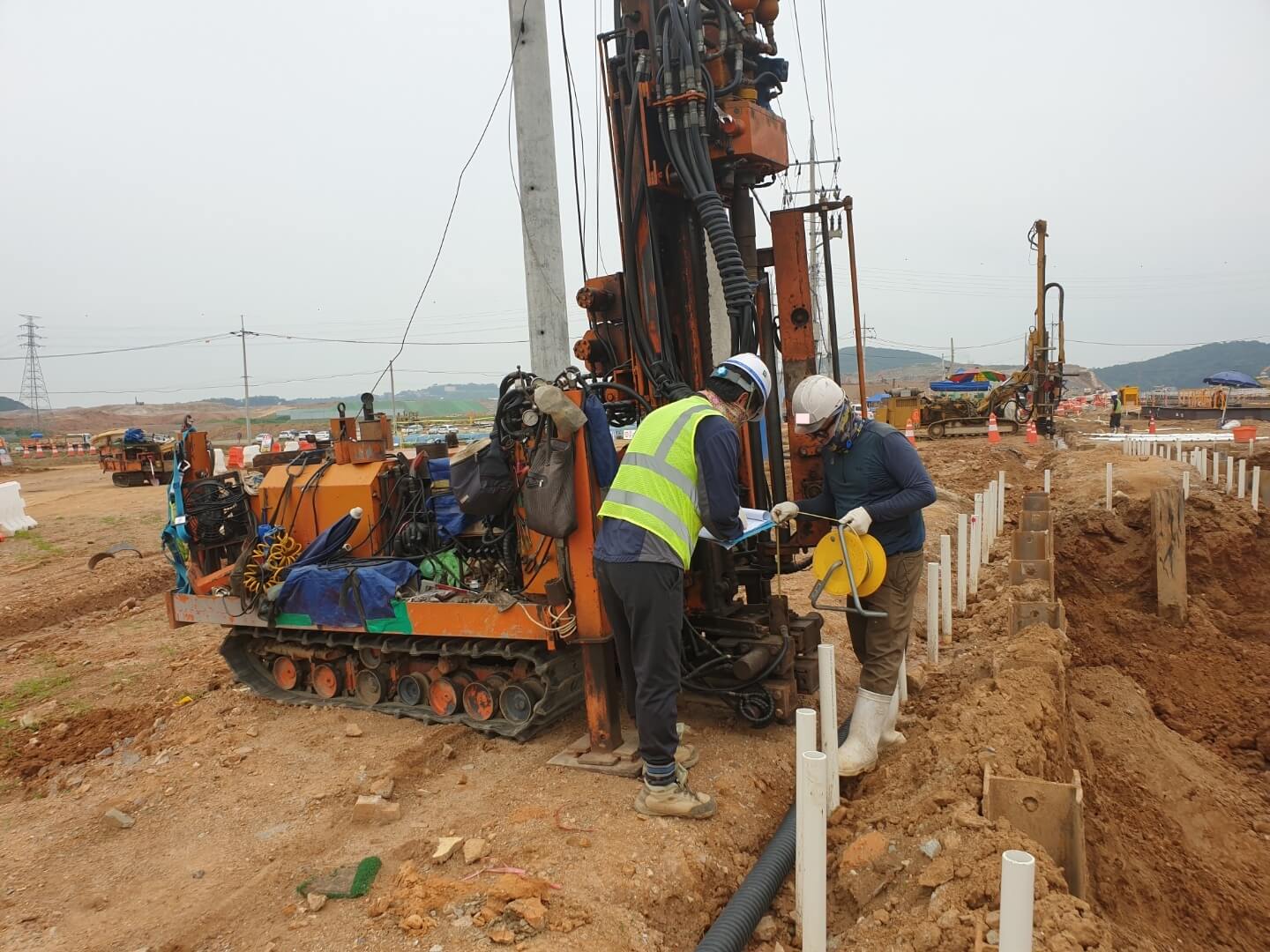 관공주수법으로 투수시험을 하는 모습