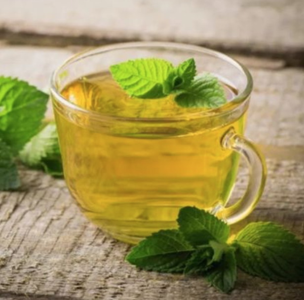 민트차-위에-민트-잎이-놓여져-있는-사진