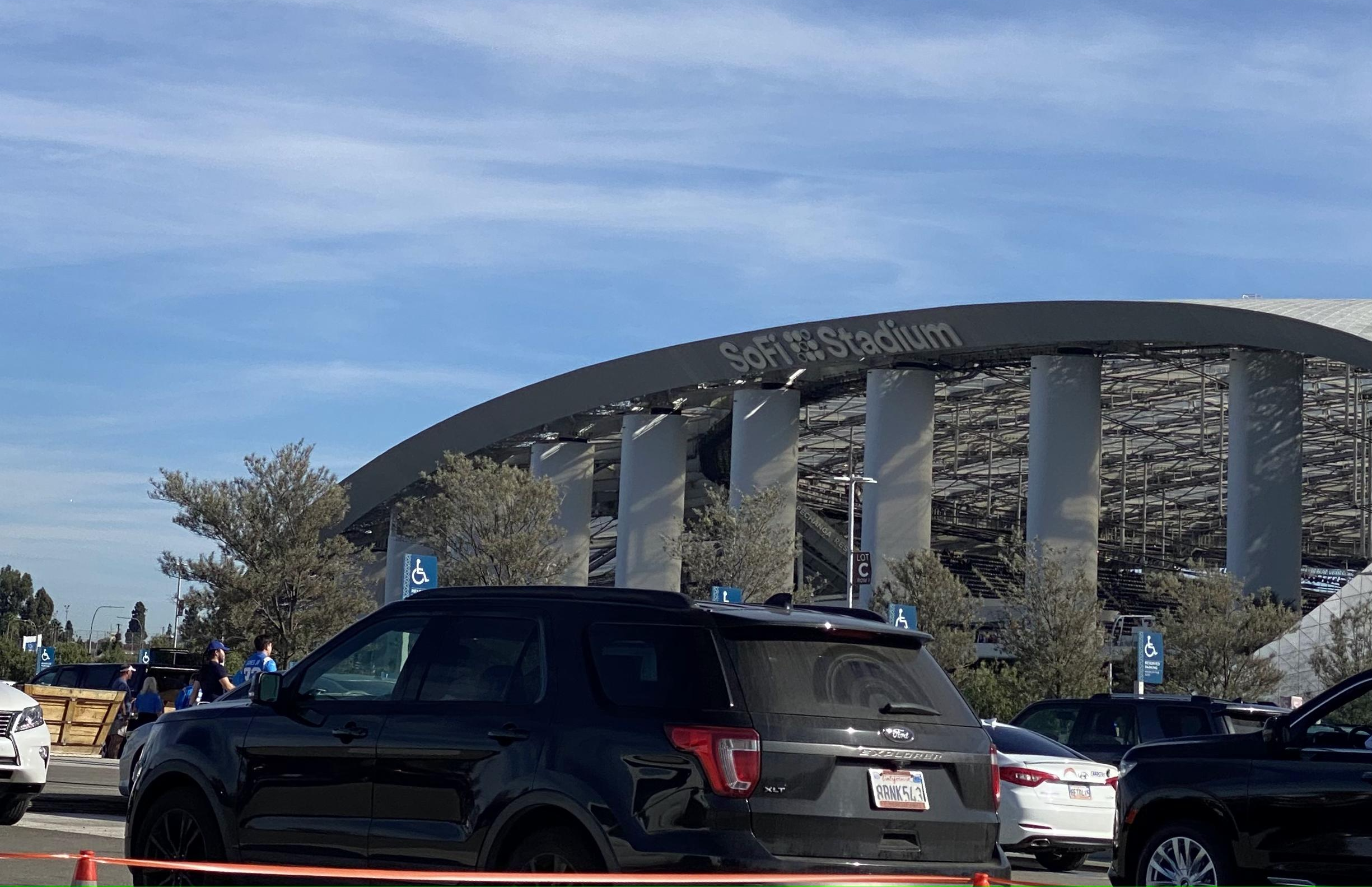 주차장에서 대충 찍은 SoFi Stadium