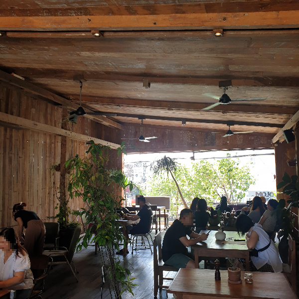 카페 기기수수(GigiSusu): 발리 짱구(Bali Canggu) 지역 카페 ①_큰 카페 2층 좌석