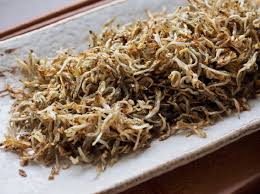 바삭하게 요리한 멸치볶음 완성 모습