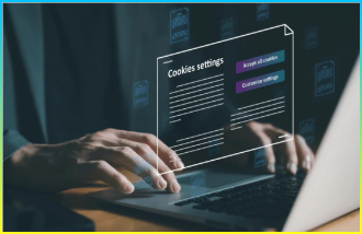 인터넷 쿠키 정책 수락 또는 거부를 선택하면서 랩톱을 사용. 고객 브라우저가 사용자 데이터를 수집하여 재판매하거나 마케팅 목적으로 사용할 수 있도록 하는 웹 데이터 개인 정보 보호 개념.