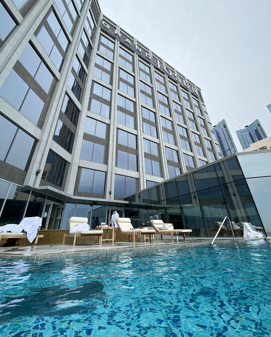 인피니티풀에서 바라본 그랜드조선호텔