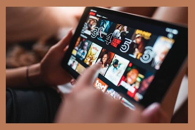 패드-영화-고르는-손가락