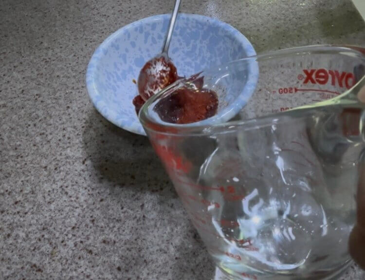 소스 그릇에 물을 넣고 있는 사진