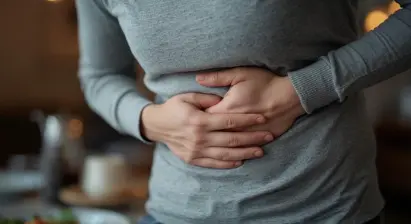 배를-잡고있는-사람