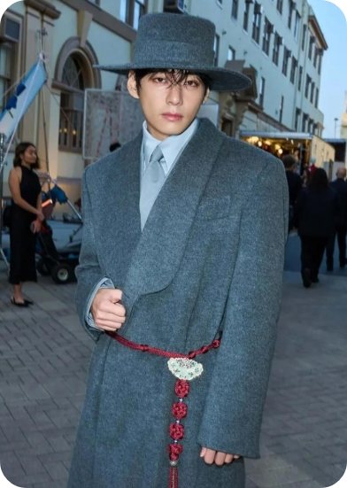 보그 할리우드에서 뷔가 선보인 모던 한복 스타일 [사진=뷔 인스타]