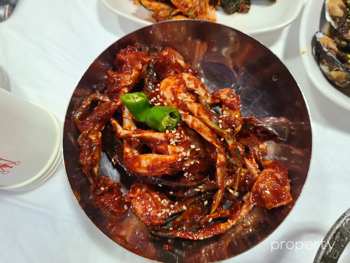 양념게장-위에도-초록색-고추가-올려진