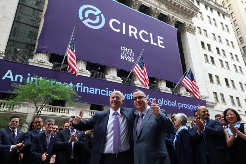 스테이블코인 USDC를 발행하는 서클 그룹의 최고경영자(CEO) 제레미 앨리어와 공동 창립자 션 네빌이 지난 5일(현지 시각) 미국 뉴욕 증권거래소(NYSE)에서 열린 회사 기업공개(IPO)에 참석했다.
