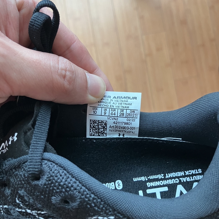 언더아머 플로우 벨로시티 윈드 2 러닝화 내부 사이즈 라벨 클로즈업 &ndash; US 10&amp;#44; UK 9&amp;#44; EUR 44&amp;#44; CM 28 표기