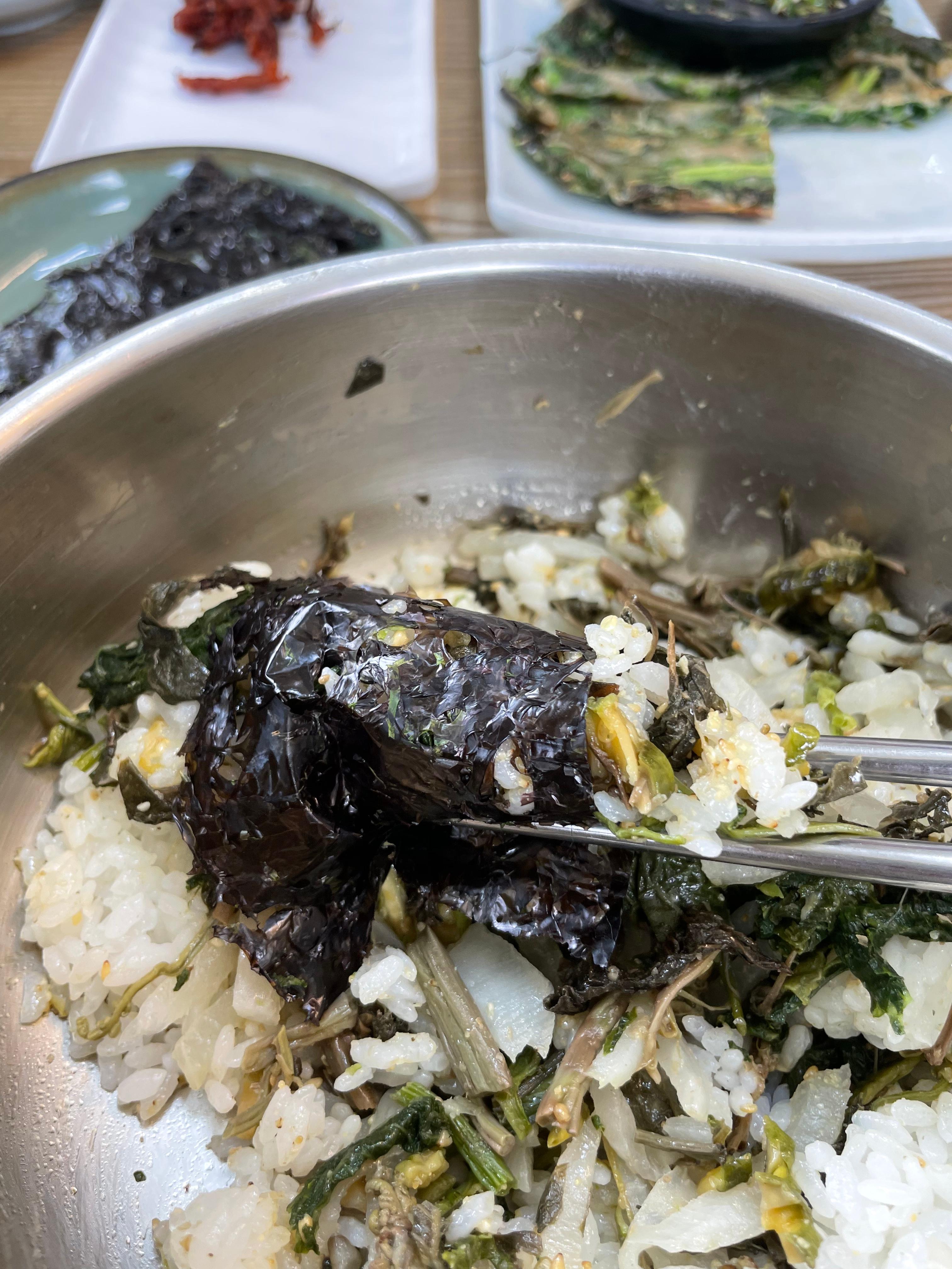 김에 싸서 먹는 산채비빔밥은 김의 향긋함과 잘 어울려요