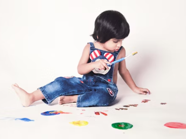 아이가 미술 활동을 통해 발달을 촉진하고 있는 장면