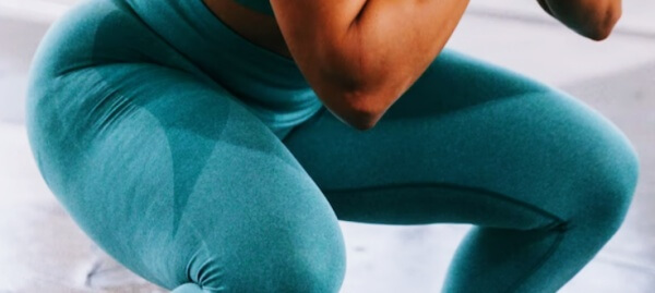 운동복-입고-스쿼트하는-사람