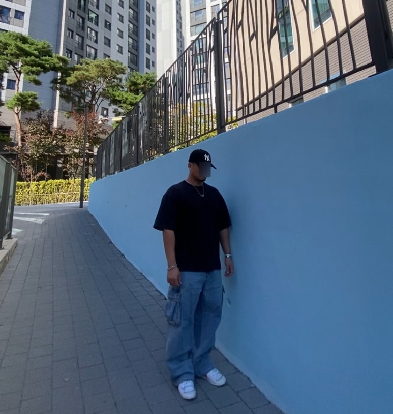 데일리룩('26. 10. 1.)엠엘비 뉴에라 MLB NY Q핏 언스트럭쳐 볼캡, 어커버 티셔츠, 무신사스탠다드 와이드 카고 데님 팬츠, 나이키 블레이저 미드 77 점보, 타티아나